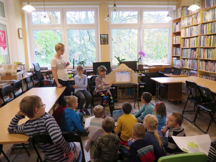 DZIECI Z MOCHNACZKI W BIBLIOTECE POD GÓRĄ PARKOWĄ